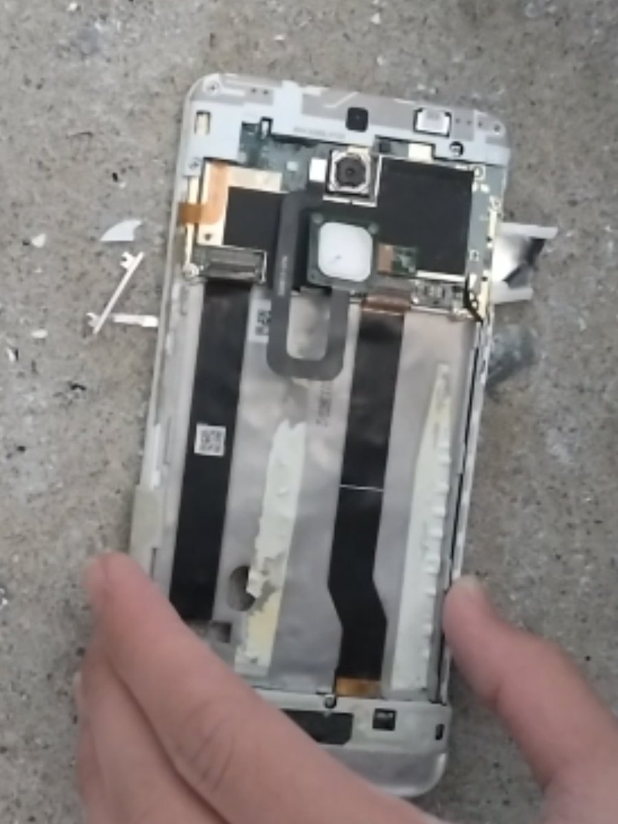 【スマホを1500回殴った結果】
←Before　　　　　　　　　　　　After→
1いいねごとに1回スマホを石でしばくとか言ったらいいねが1500回ついたんで、実際に1500回石で殴ってみた結果です。
#1いいねごとに石でスマホをしばく