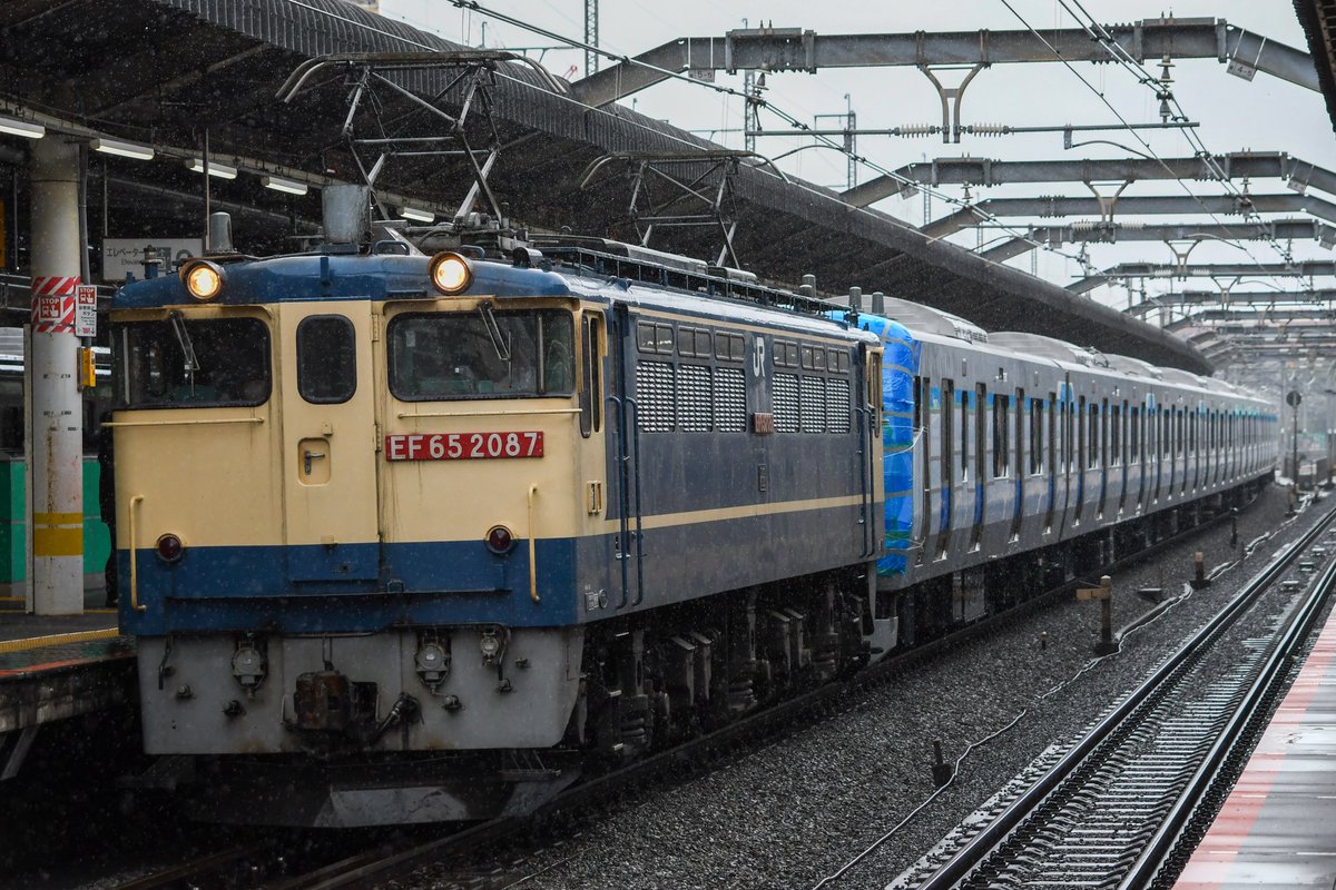 sneerfox's tweet photo. 2026/03/26
EF65形2087号機+71-000形トリZ14編成甲種輸送
9774レ
新宿では70-000形トリZ6編成と並びました。 https://t.co/spxjt1lYAL