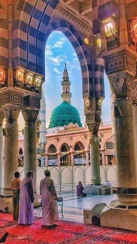سرکار ﷺ سن رہے ہیں اشکوں کی التجائیں
سائل تو چپ کھڑا ہے دربار مصطفی ﷺ میں