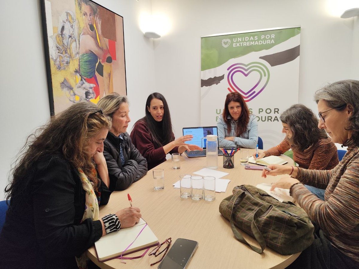 Unidasporext's tweet photo. 🐶 Reunión con las protectoras de animales

Hoy nuestra portavoz @IrenedeMiguelEx se ha reunido con PROANIMALEX (Protectoras de Animales de Extremadura) para escuchar sus demandas.

🤝 Nuestro firme compromiso contra el maltrato y nuestra apuesta por el bienestar animal. https://t.co/imVtPNa4YK