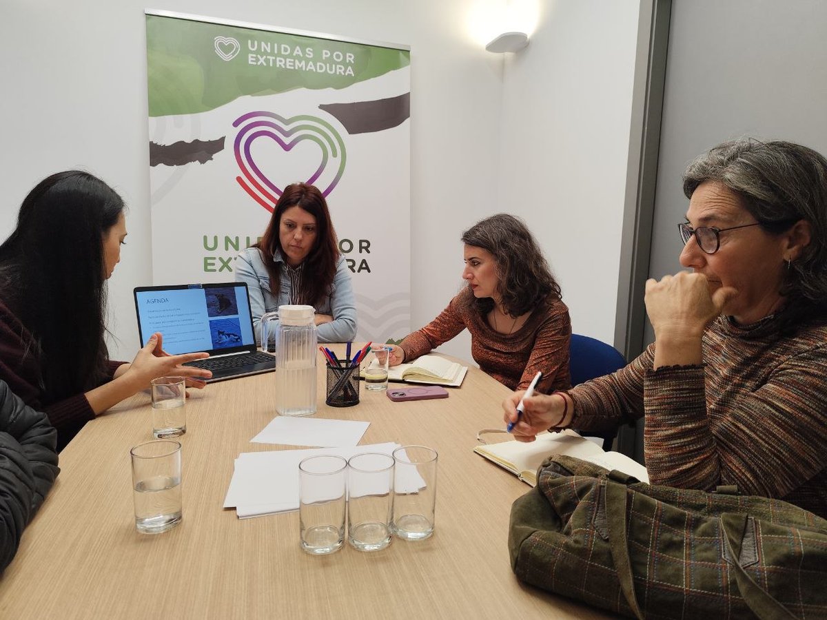 Unidasporext's tweet photo. 🐶 Reunión con las protectoras de animales

Hoy nuestra portavoz @IrenedeMiguelEx se ha reunido con PROANIMALEX (Protectoras de Animales de Extremadura) para escuchar sus demandas.

🤝 Nuestro firme compromiso contra el maltrato y nuestra apuesta por el bienestar animal. https://t.co/imVtPNa4YK