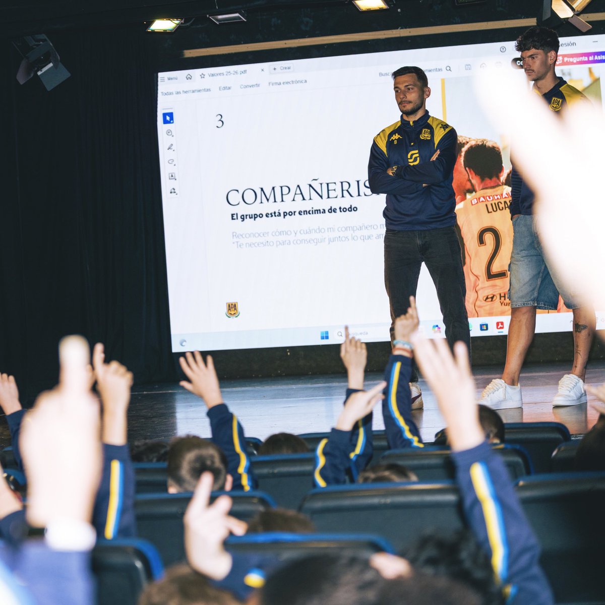 AD_Alcorcon's tweet photo. Dentro del programa de Valores ADA de visitas a centros educativos de Alcorcón, esta mañana nuestros jugadores @borjamartinezg y @mariianocc10 han estado con los alumnos del @Colegio_Alkor 

Ha sido un placer visitaros

¡Muchísimas gracias por tanto cariño siempre! 💛 https://t.co/PzewOdlREi