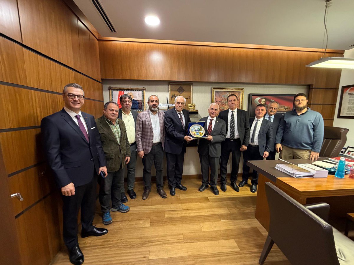 mervangul56's tweet photo. 📍Ankara – Gazi Meclisimiz

Türkiye Büyük Millet Meclisi çatısı altında, Siirt’imizin kıymetli temsilcilerini ağırlamaktan büyük memnuniyet duyduk.

Siirt Vakfı Ankara Şubesi Başkanı Afif Demirkıran ve yönetimi, Gazi Meclisimizde bizleri ziyaret ederek şehrimiz adına önemli istişarelerde bulundular.

Siirt’imizin sosyal, kültürel ve ekonomik gelişimine katkı sunacak çalışmalar üzerine verimli bir görüşme gerçekleştirdik. Birlik ve beraberlik içerisinde, memleketimiz için yapılacak her hizmetin takipçisi olmaya devam edeceğiz.

Nazik ziyaretleri için kendilerine teşekkür ediyor, çalışmalarında başarılar diliyorum.