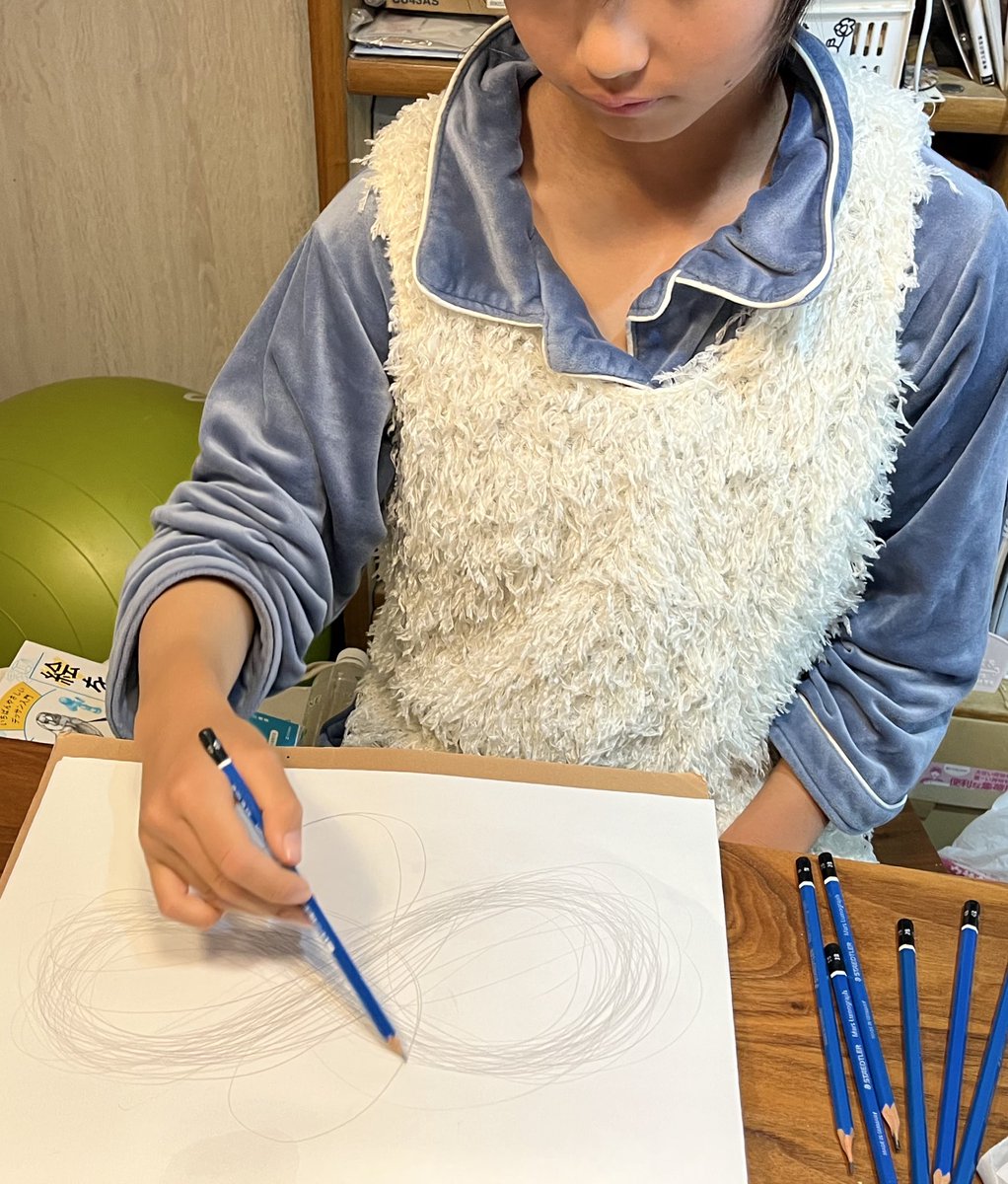 nitoken210's tweet photo. 自分用に買ったつもりが、娘が大喜びで「ありがとう！！」というので娘に買った事にした…早速実践してるみたいだけど理解しているのだろうか？ https://t.co/GidgPsaPK2
