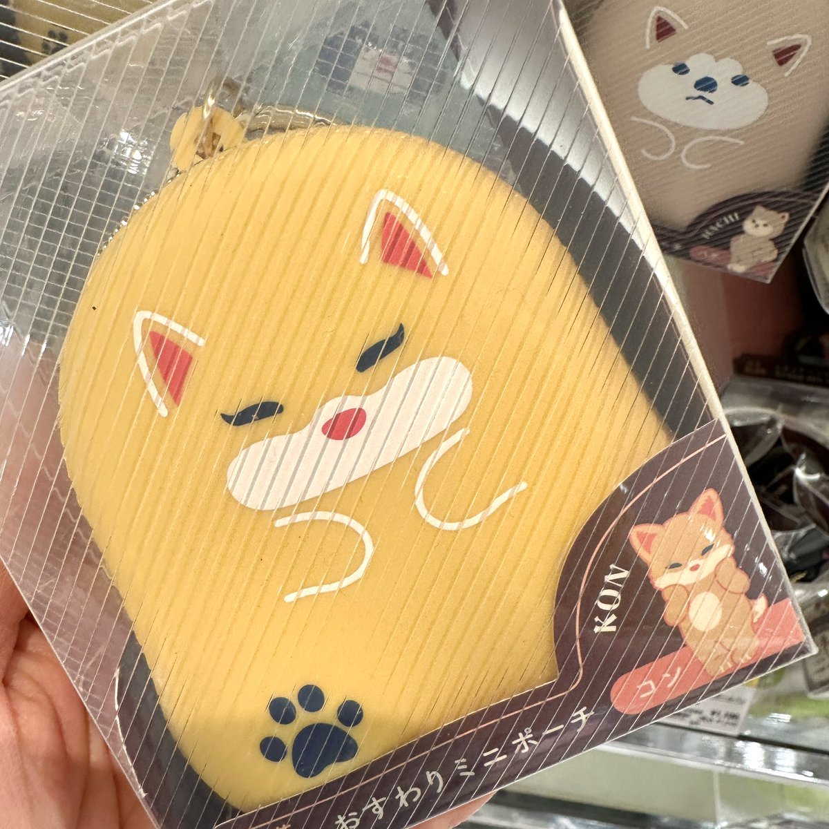 日本特有の動物たちをモチーフにした『喫茶プニラボ』のステーショナリーシリーズ☕️🐈‍⬛
ロゴが刻印されたメタルチャームつきのミニボールペンや、カラビナ付きで便利なおすわりミニポーチ、ペンスタンドになるペンケースなど、使うのが楽しくなるラインアップです😊🎵