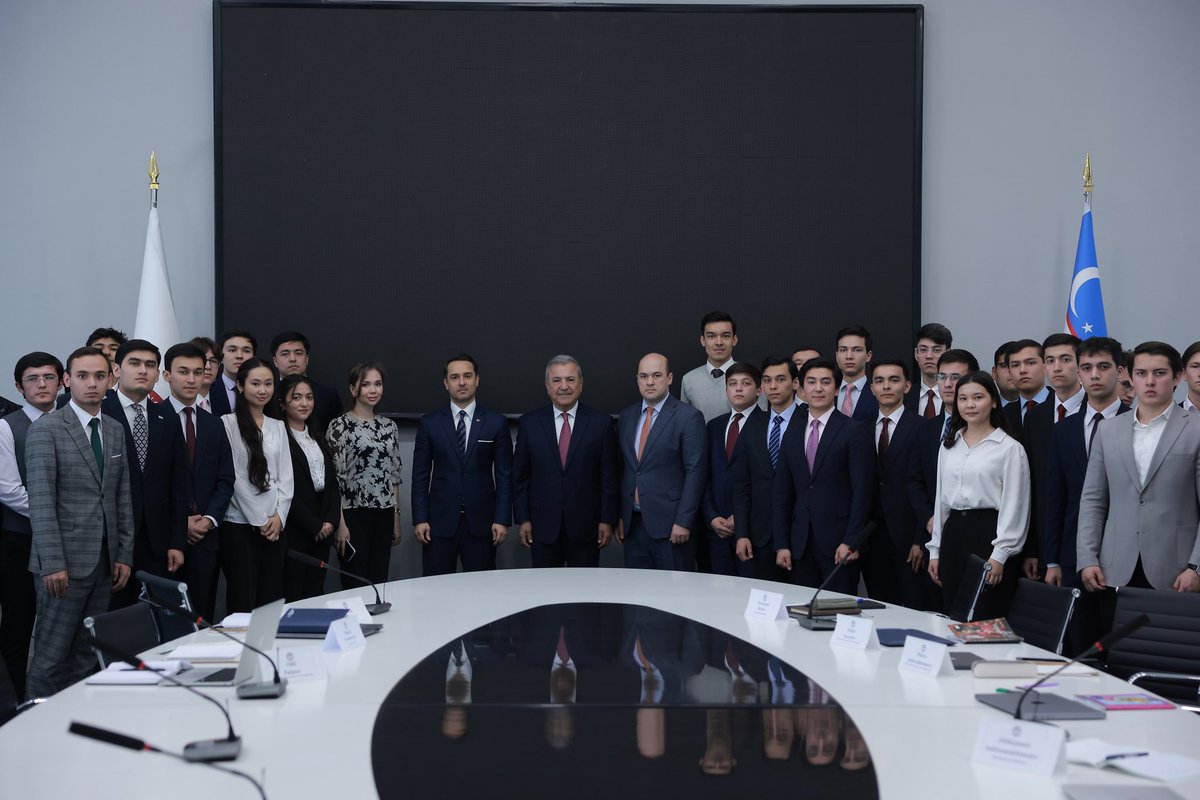 TC_TaskentBE's tweet photo. Büyükelçi Ufuk Ulutaş, Özbekistan Dünya Ekonomisi ve Diplomasi Üniversitesi'nde akademisyenler ve öğrencilerle bir araya gelerek Türkiye-Özbekistan İlişkileri ve bölgemizde yaşanan gelişmeler hakkında sohbet etmiştir. https://t.co/7sSExK9L4j