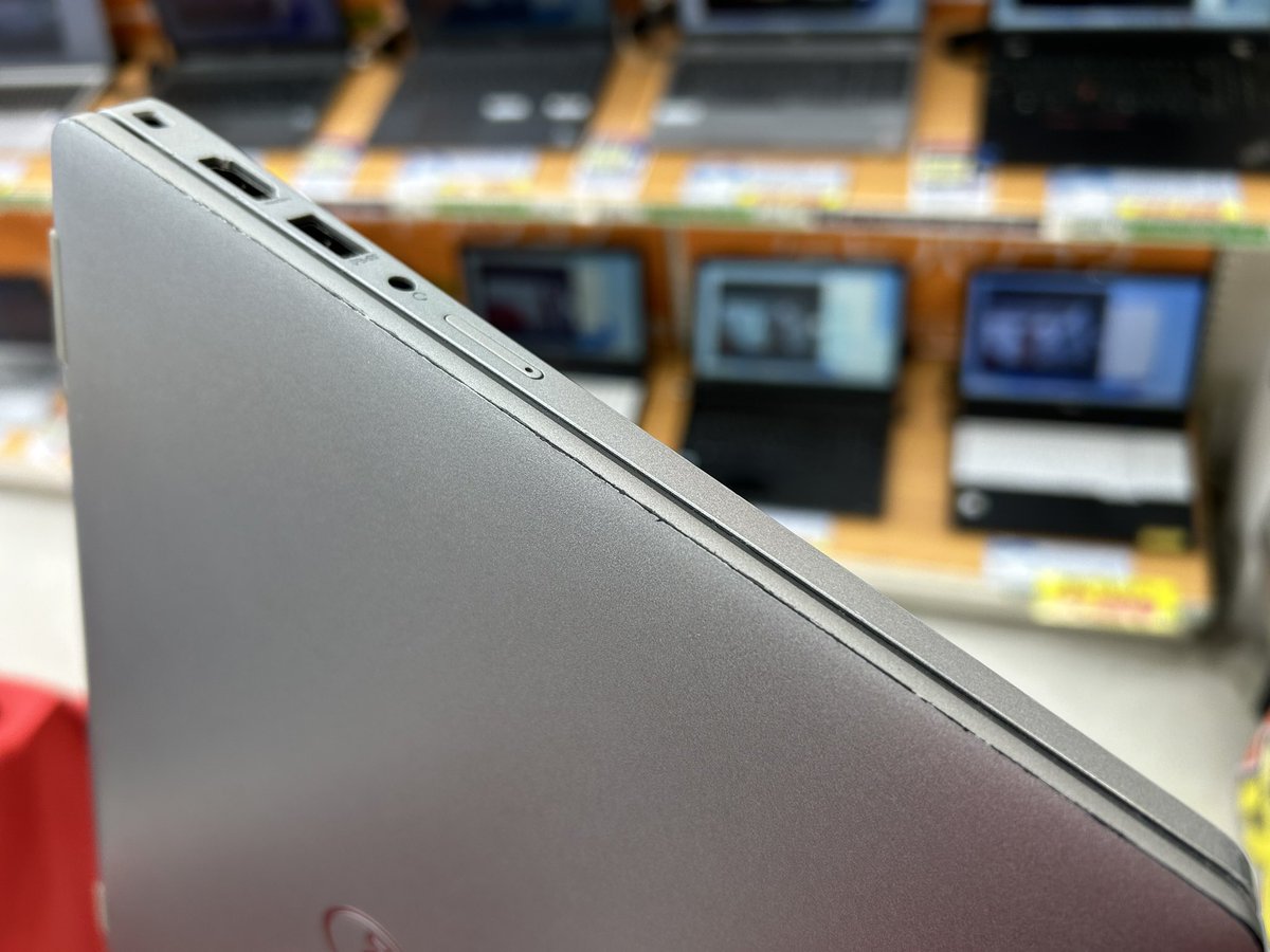 PCcomfullAKB4's tweet image. 今週の秋葉原4号店限定セール！
①【Latitude 5320】
処理性能バッチリの11世代CPUに、メモリ16GB入り✨

頑丈な素材で、コンパクト！
持ち出しでのヘビーな作業にもしっかり対応！！

一部天板塗装ハゲありですが、キーや液晶の状態は良いです！！

10台限定！
#dell #latitude5320 #秋葉原