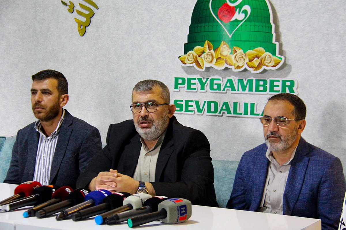 PSevdalilari21's tweet photo. Peygamber Sevdalıları Vakfı olarak, 2026 takvimimiz kapsamında 19 Nisan'da Diyarbakır Nevruz Park'ta düzenleyeceğimiz Mevlid-i Nebi etkinliği için hazırlıklarımıza başladık ve bu büyük buluşmaya Türkiye'nin dört bir yanından halkımızı davet ediyoruz. https://t.co/TYaZ5A92tT