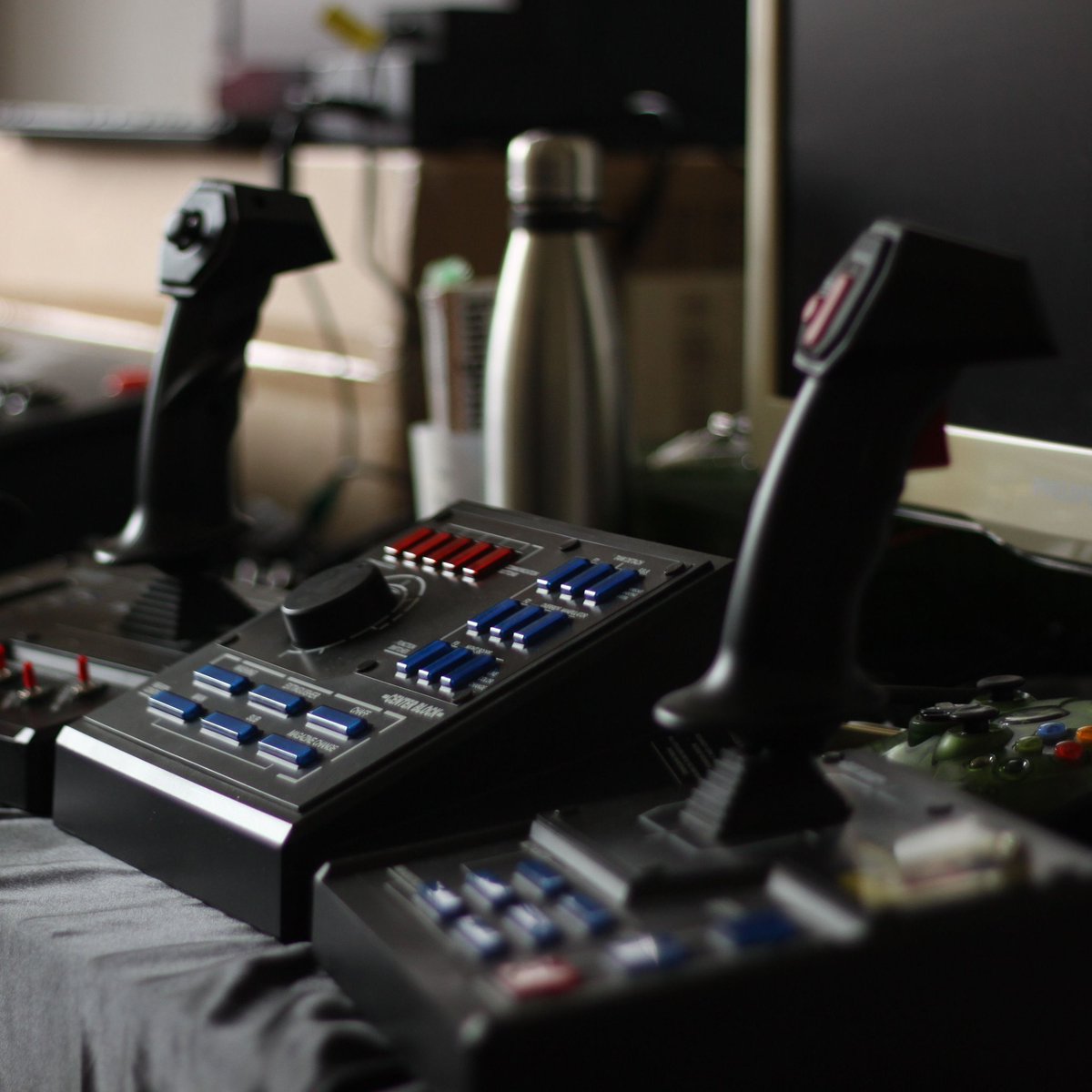 Il paraît qu'il y avait moins de boutons sur nos manettes avant.

#retrogaming #steelbattalion #xbox #controler #mecha