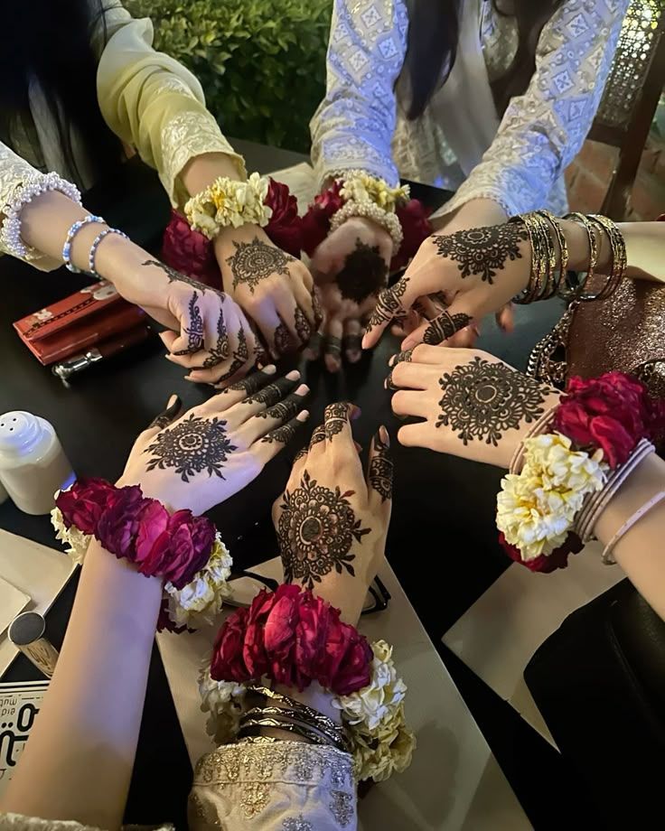 Maya89407451's tweet photo. اور پھر مخلص لڑکیوں کے لیے گجرے ہی کافی ہوتے ہے.......!!🤌🏻❤️✨ https://t.co/L0mq7PatlZ