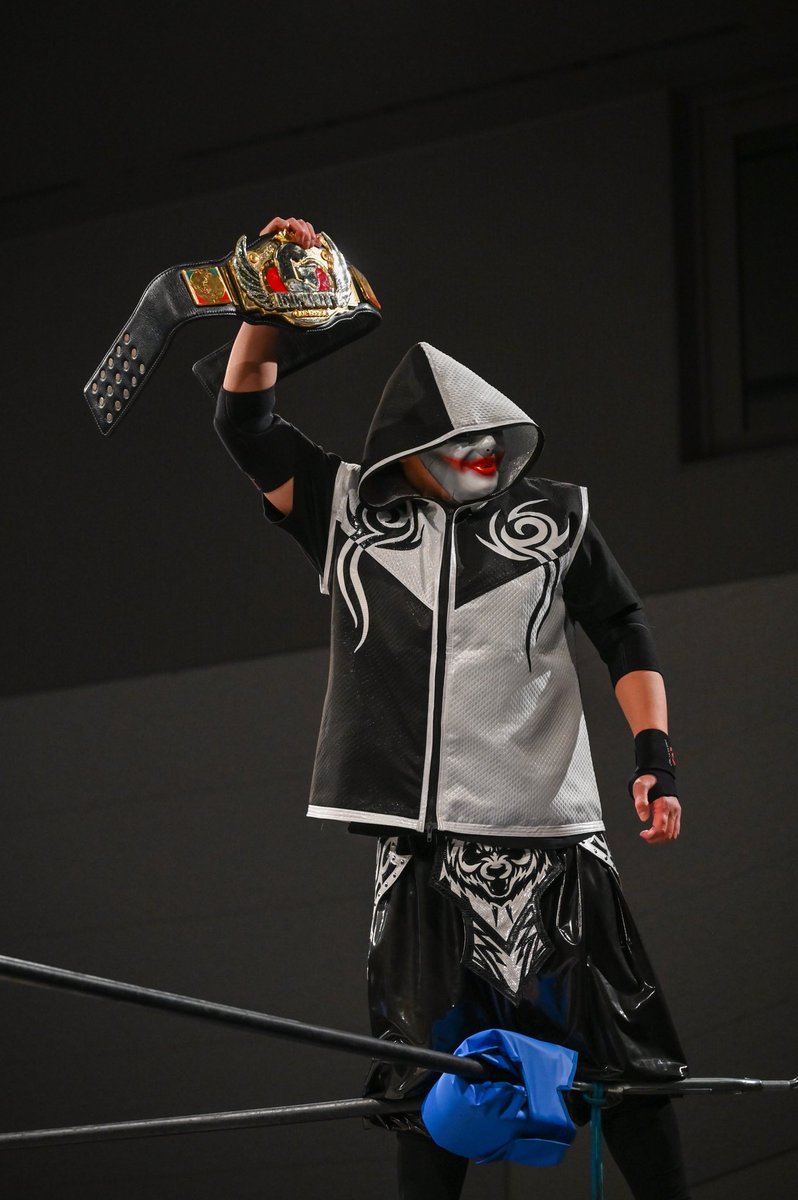 y_njpw's tweet image. *･゜ﾟ･*:.｡..｡.:*♡*:.｡. .｡.:*･゜ﾟ･*
ベルトを愛おしそうに見つめるKAZMA選手
素敵よね🐼
⁡
#KAZMASAKAMOTO
#GLEAT 
#みよフォトKAZMASAKAMOTO