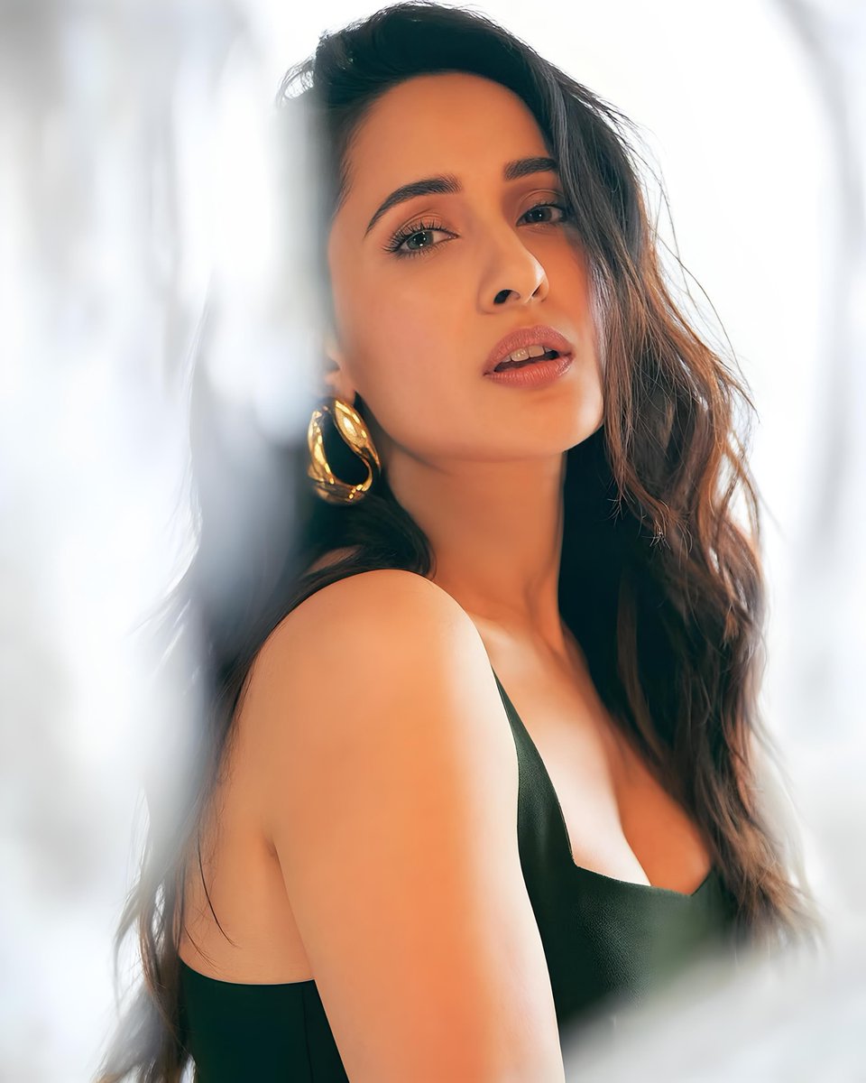 dv_ab24394's tweet photo. "Letting the textures tell the story"🫰✨🤗
🖤 #PragyaJaiswal
#GudEveningX
#tollywoodactress
#FierceStyle https://t.co/sbrVVSRjaB