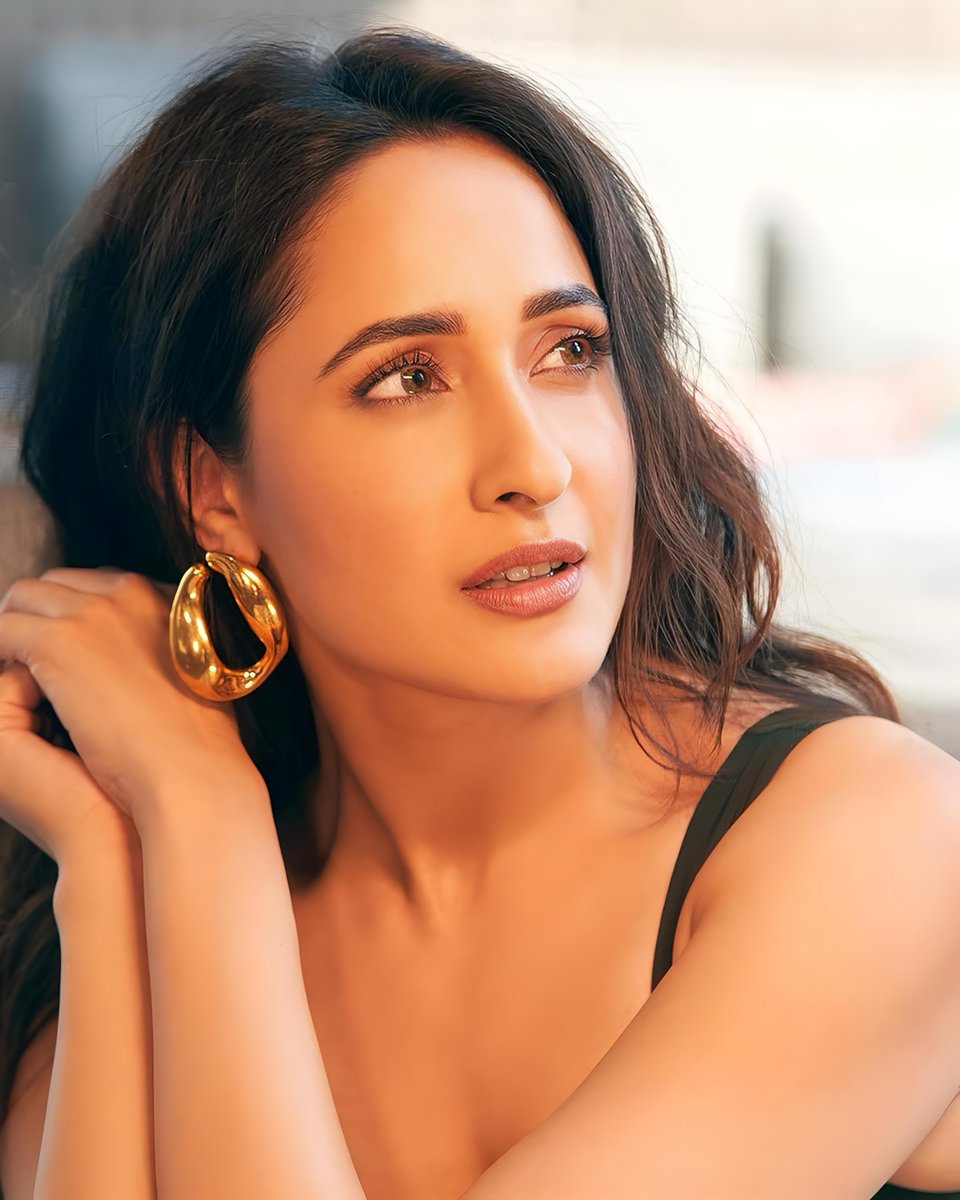 dv_ab24394's tweet photo. "Letting the textures tell the story"🫰✨🤗
🖤 #PragyaJaiswal
#GudEveningX
#tollywoodactress
#FierceStyle https://t.co/sbrVVSRjaB