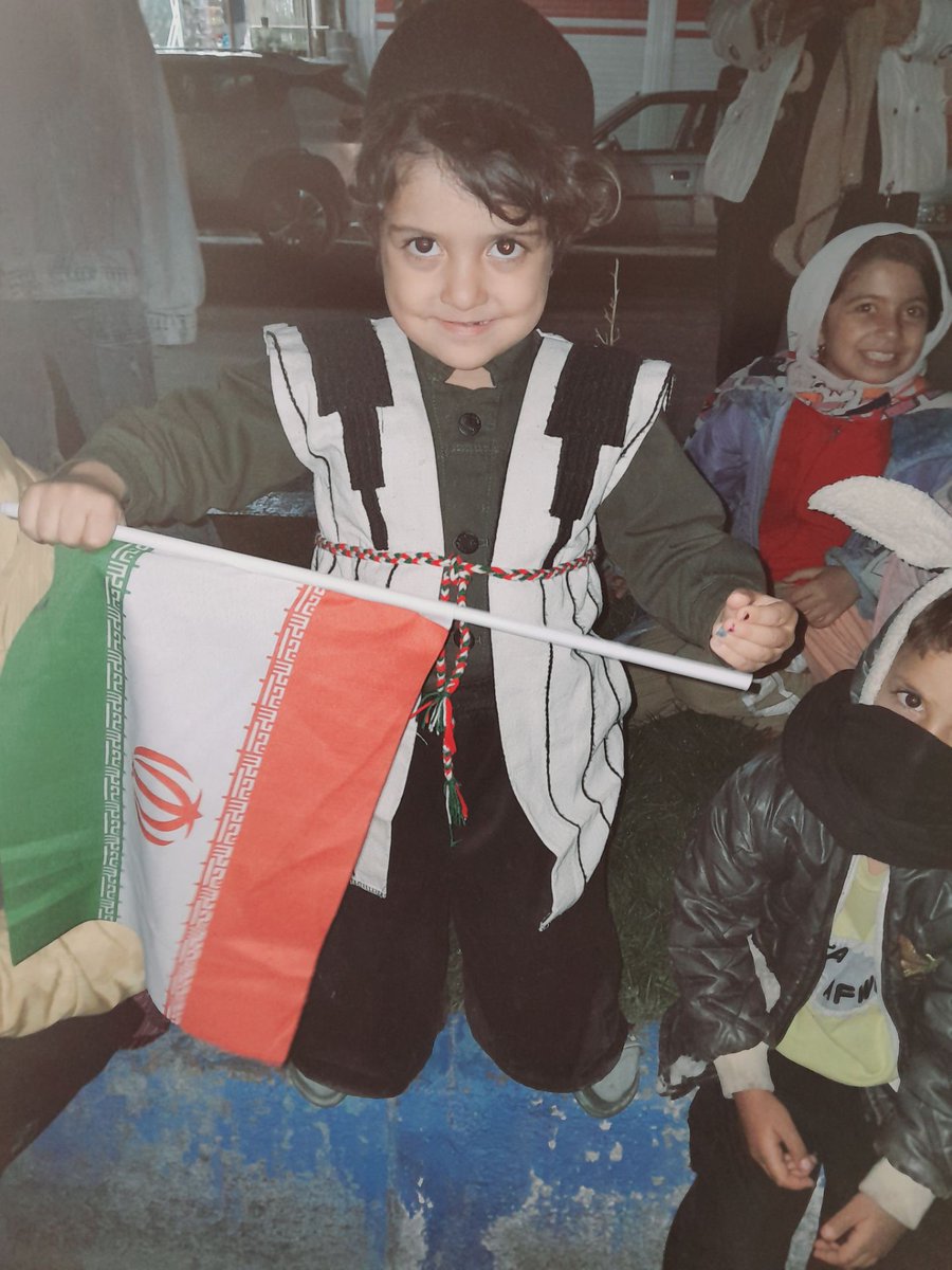 در دفاع از کشور حتی بر تن کودکانمان نیز لباس رزم میپوشیم زیرا در خون آنها غیرت میجوشد
#نود_میلیون_دلداده 
#از_لردگان_لبیک