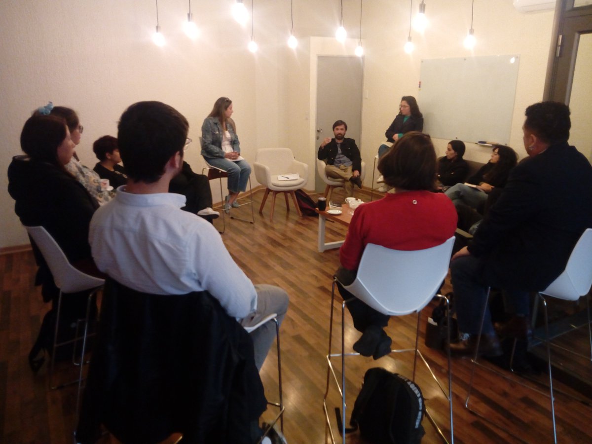 sociologiaucm1's tweet photo. Ayer partió la 2° temporada de "La comunidad de las letras", nuestro club de lectura FACSE+@ediciones_ucm 😍Conversamos sobre "Stoner", de John Williams, y de vidas promedio, y paternidad responsable, y relaciones violentas, y decisiones, y guerra, y Edith y Grace..#sociologiaucm https://t.co/dW5TDsABQn