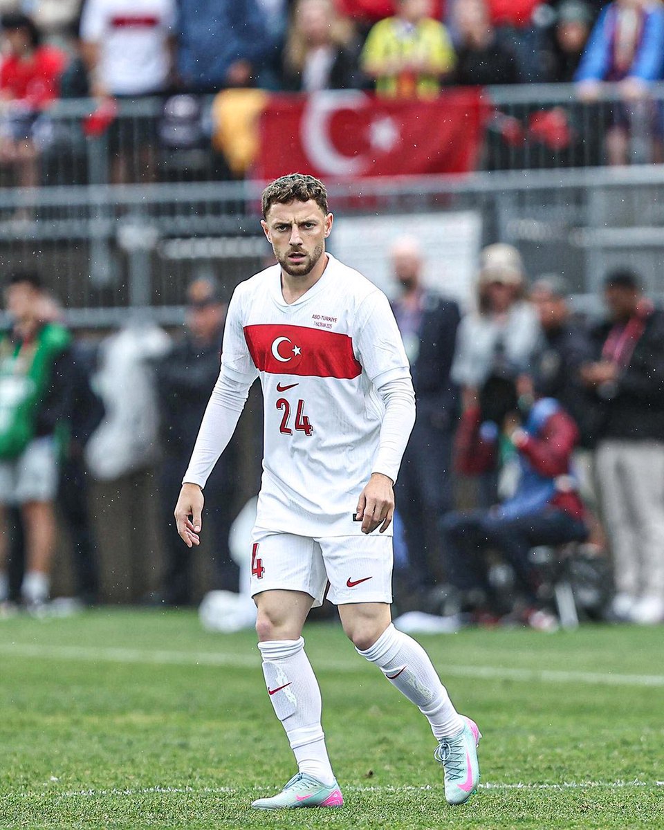 Bu çocuk Fenerbahçe veya Galatasaray'da oynasa muhtemelen ilk 11'e yazılırdı. Geriden oyun kurma ve top taşıma özelliği Romanya, Kosova , Slovakya gibi takımlara karşı seni hep çizgide hem merkezde +1 yapar. Ama bilin bakalım ne oldu ? Kadroda değil. Tıpkı Trabzonsporlu tarihteki