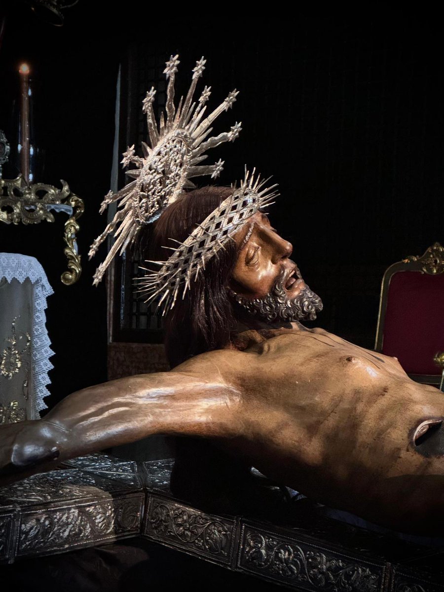 El Sagrado Protector de #Granada en Besapiés 
<a href="/XtodeSanAgustin/">Cristo de San Agustín</a>