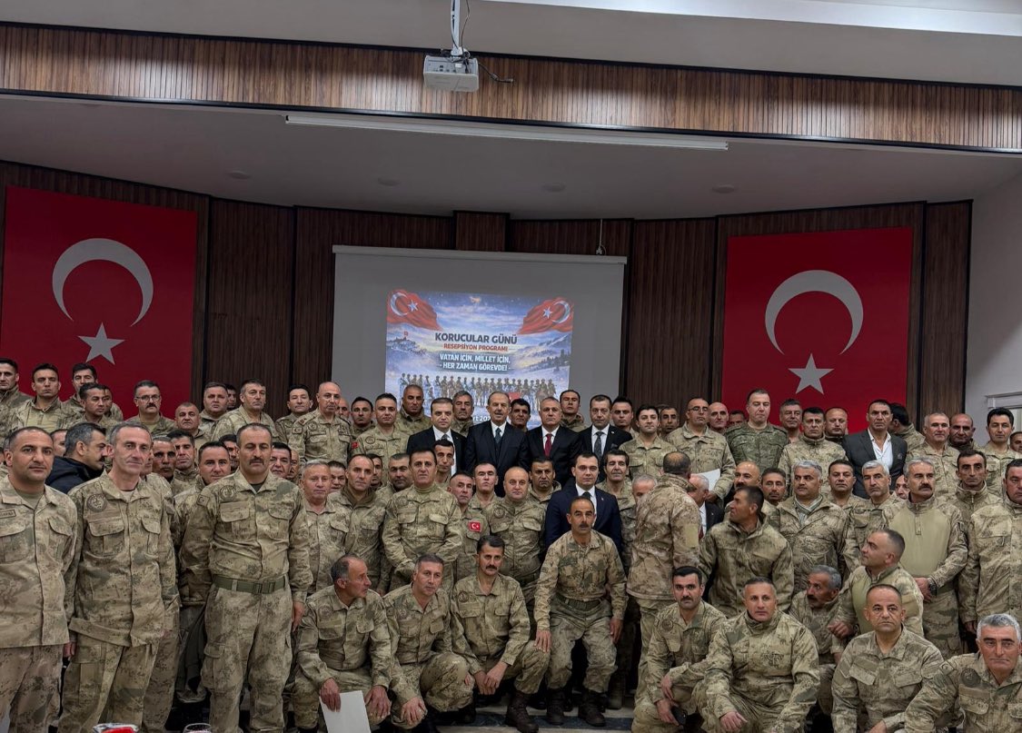 Bugün Hakkari’de Güvenlik Korucuları sistemimizin 41. Kuruluş yıl dönümü vesilesiyle kutlama proğramı düzenlendi. 

26 Mart 1985 tarihinde kurulan ve başarılı operasyonlara, çalışmalara, imza atan Korucular bugün sınır ötesinde ve yurt içinde asker ve polisle birlikte görev