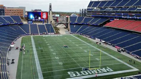 LeFilSportif's tweet photo. 🚨Petit crossover Football/NFL, la France 🇫🇷 jouera ce soir son match à Boston au Gillette Stadium, le stade des NEW ENGLAND PATRIOTS 🏈! 

#NFLTwitter | #FRABRE https://t.co/rheOpmw4Af