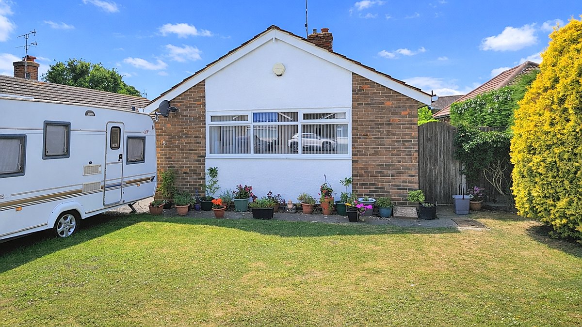 DC_Estates's tweet image. ✨New Listing
Well-presented 2-bed detached bungalow in Beltinge near seafront, shops and hospital. Bright lounge, modern kitchen, garden access from kitchen and bedroom. Driveway, garage, quiet cul-de-sac setting.

Read more: davidclarke.co.uk/?p=224812&amp;amp;depa…

#ForSale #KentHomes