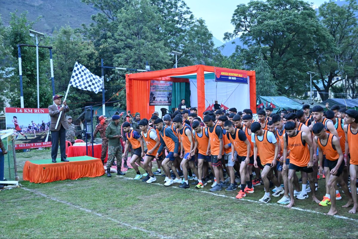 khushal1954's tweet photo. Flagged off a Recruiting Rally ex Western Comd in Mandi, Himachal today!

Saw fire in the eyes of the candidates who are the future guardians of our motherland.

Run strong, dream bigger, serve fearlessly.
🇮🇳 भारत माता की जय!
#Recruitment #Mandi #DefenceRecruitment #JaiHind https://t.co/4rvxJ1qxas