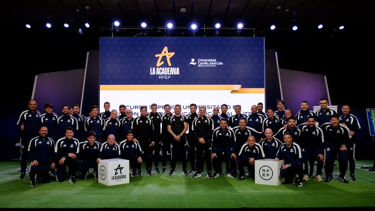 AcademiaRFEF's tweet photo. 📸 IMAGEN de FAMILIA del ‘𝗜 𝗖𝗦𝗨 𝗲𝗻 𝗗𝗶𝗿𝗲𝗰𝗰𝗶𝗼́𝗻 𝗠𝗲𝘁𝗼𝗱𝗼𝗹𝗼́𝗴𝗶𝗰𝗮 𝗔𝗽𝗹𝗶𝗰𝗮𝗱𝗮 𝗮𝗹 𝗙𝘂́𝘁𝗯𝗼𝗹’ de la @rfef y la @universidadcjc

Un auténtico EQUIPAZO 👌

#AcademiaRFEF | #MetodologíaRFEF https://t.co/WaTeG0fRO1