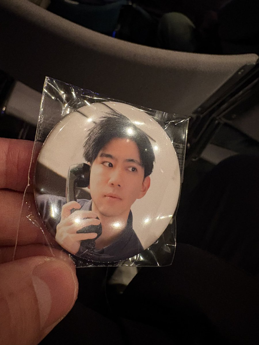 元事務所の同期が出てる舞台観に行ってきた！
頑張ってるみたいで缶バッチ買っといた😂
アタクシはフリーで頑張ってるのでお互いがんばろーねい！
頻尿ポエマー！面白かったよ！

 #エルホス2026