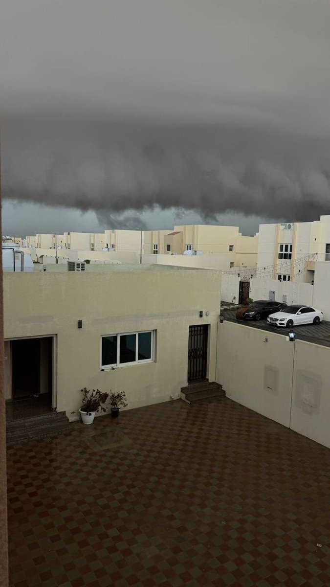 Arab_Storms's tweet image. شاهد قوة العاصفة على دبي و الشارقة سحابة كلاسيكية بامتياز 👌⛈️
حمدان الجسمي 🚨
#Dubai #Sharjah 
26-3-2026
#منخفض_العزم