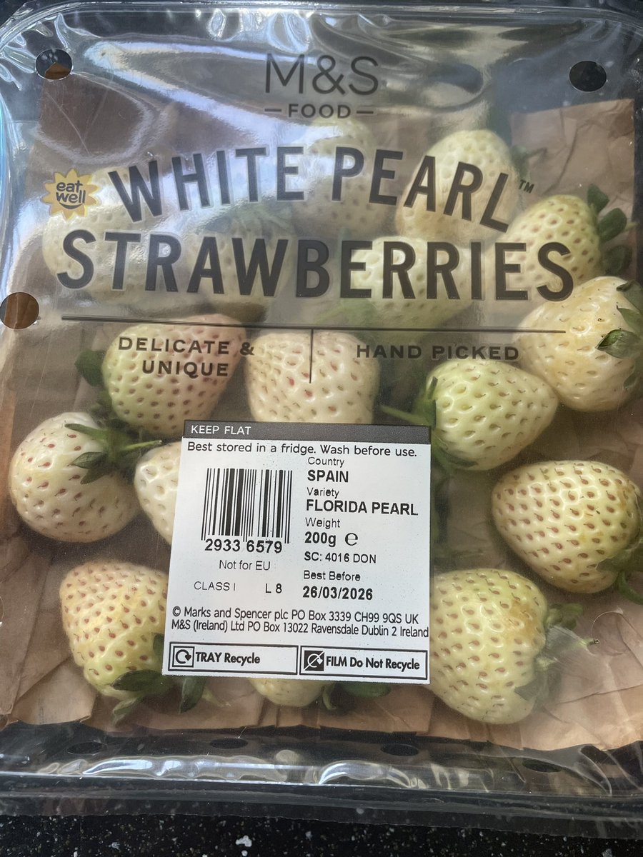 devereux1655's tweet image. These are just strawberries- these are M and S pearl strawberries 🍓🍓#strawberries #fruit #treat plate of choice, a strawberry of course 💁🏻‍♀️