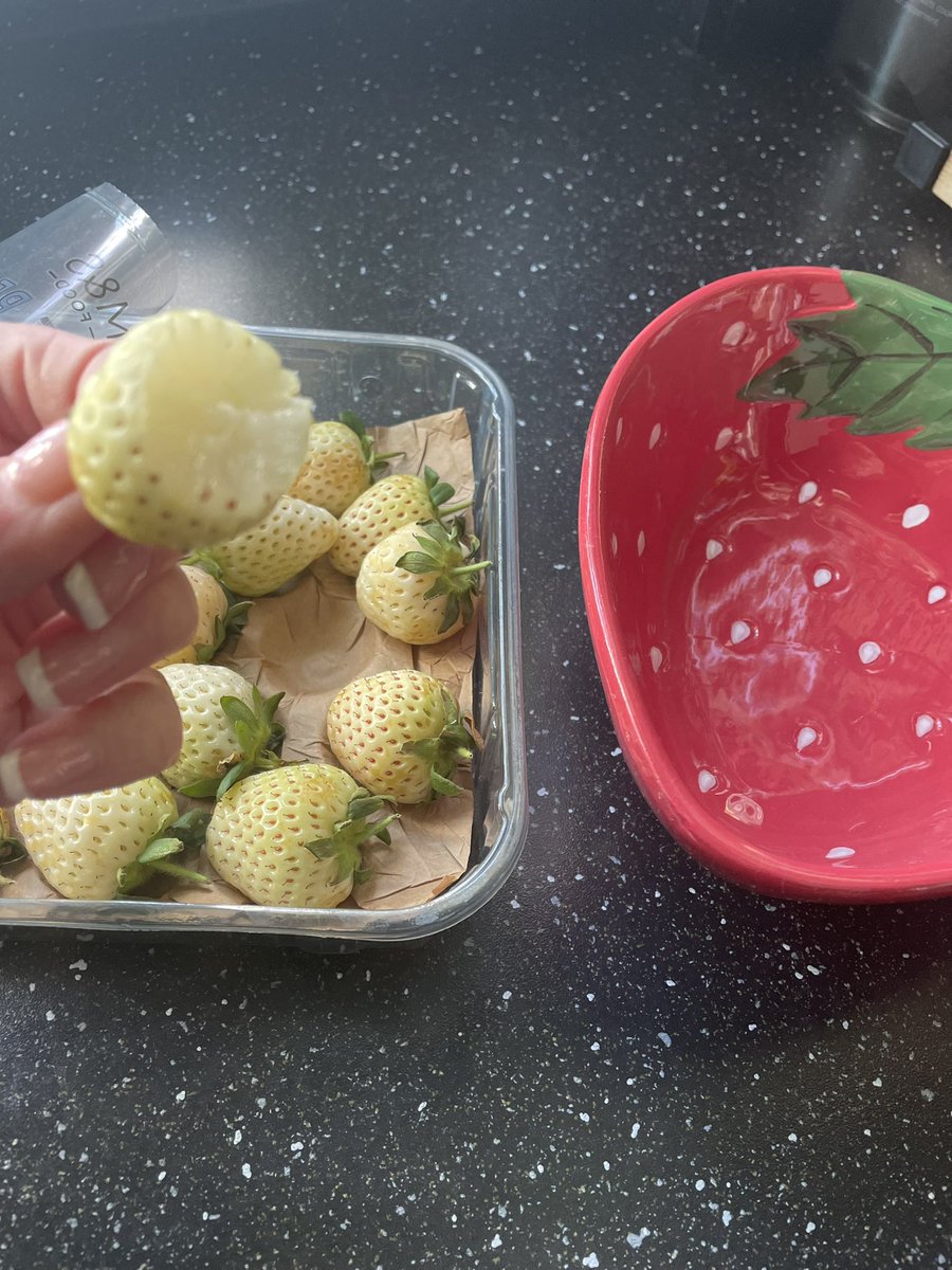 devereux1655's tweet image. These are just strawberries- these are M and S pearl strawberries 🍓🍓#strawberries #fruit #treat plate of choice, a strawberry of course 💁🏻‍♀️