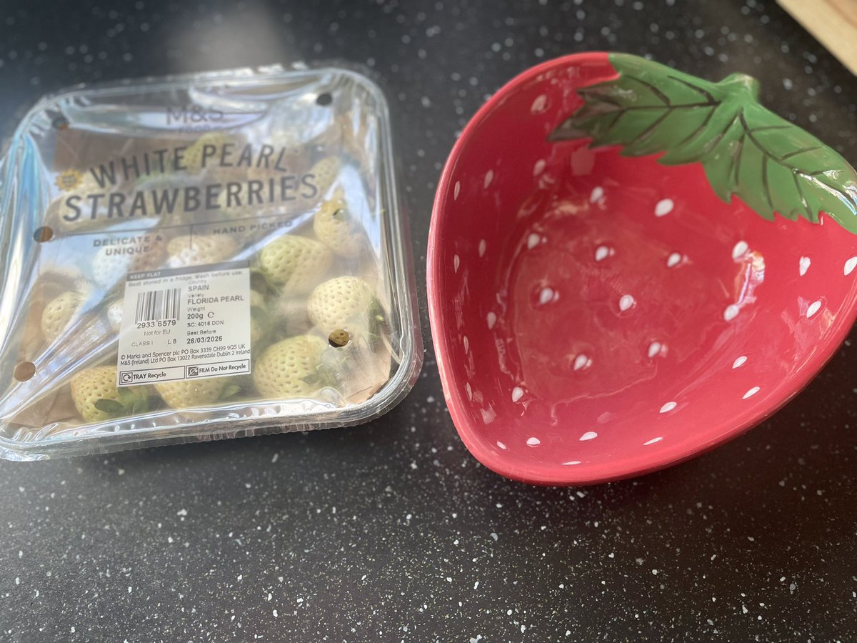 devereux1655's tweet image. These are just strawberries- these are M and S pearl strawberries 🍓🍓#strawberries #fruit #treat plate of choice, a strawberry of course 💁🏻‍♀️
