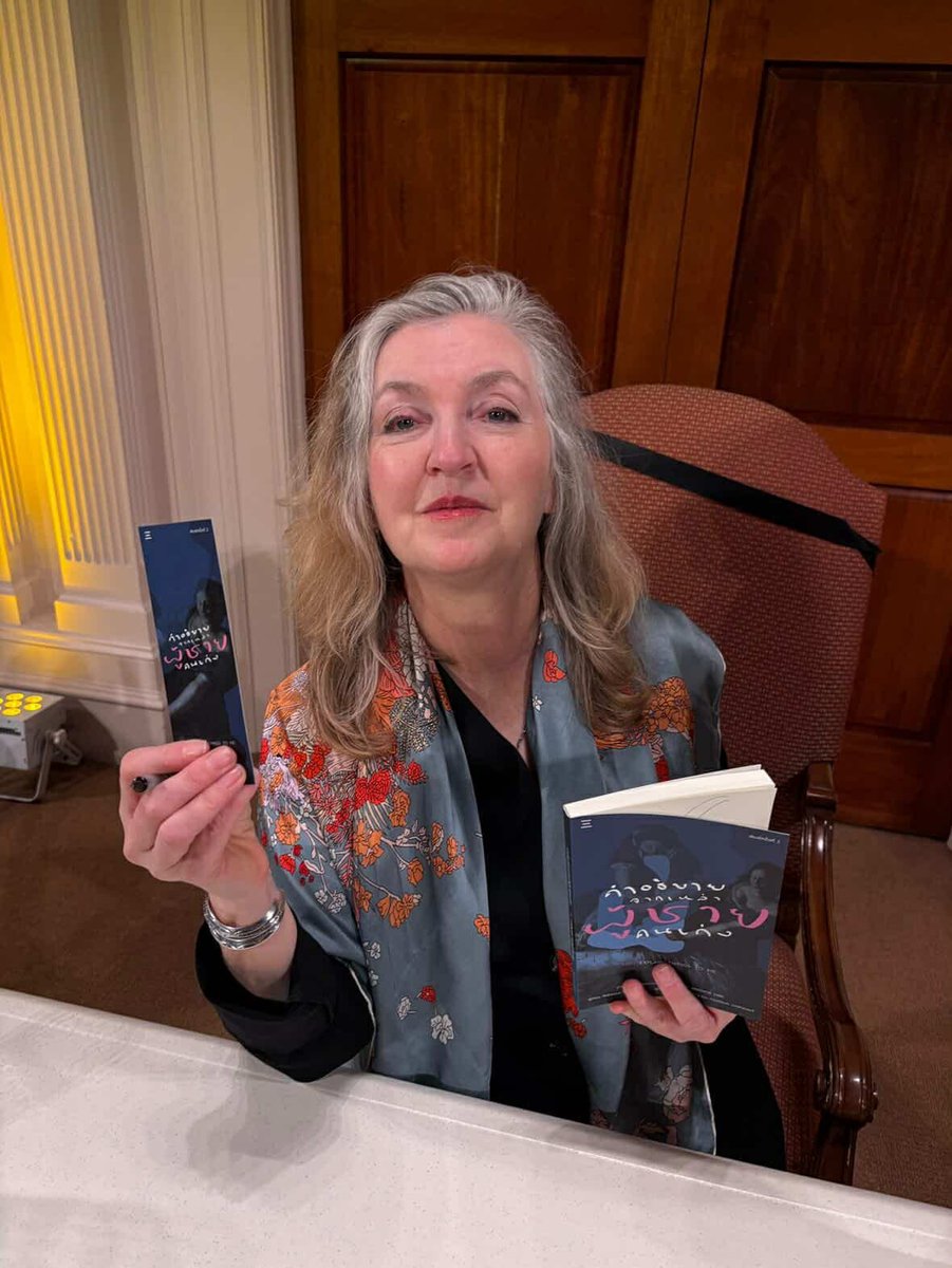 SamyanPress's tweet photo. Surprise from DC 💖
Rebecca Solnit ผู้เขียน Men Explain Things To Me ที่เราแปลในชื่อ “คำอธิบายจากเหล่าผู้ชายคนเก่ง“ พบกับหนึ่งในนักแปล สิรินทร์ มุ่งเจริญ และได้เซ็นหนังสือฉบับแปลที่ส่งไปไปอเมริกาสดๆ🔥
Thank you Rebecca! Your powerful words inspired us deeply.
#rebeccasolnit https://t.co/h0jIoDvH4M