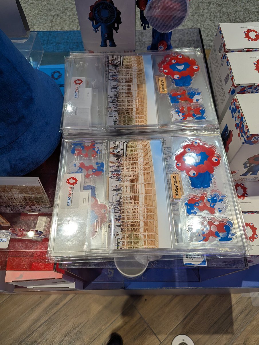 t_tsuji's tweet photo. 情報いただいて確認に来ました

すぐ無くなるかもですが受注生産だったこちらが新大阪駅の在来線エキマルシェ内のオフィシャルショップに置いてました！ https://t.co/kyhfmeXeiX