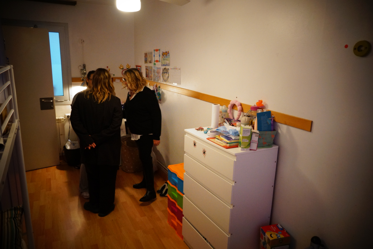suaracoop's tweet photo. 👏 A la casa d'acollida #Marialar, de @bcn_ajuntament i gestionat per @Caritasbna i Suara, hem tingut una visita molt especial: la de l'AngelaCervantes. 
👉 Així ha estat el pas de l'actriu per Marialar, on atenem supervivents de la violència masclista.
https://t.co/JD4uU9r939 https://t.co/JPJulivhlg
