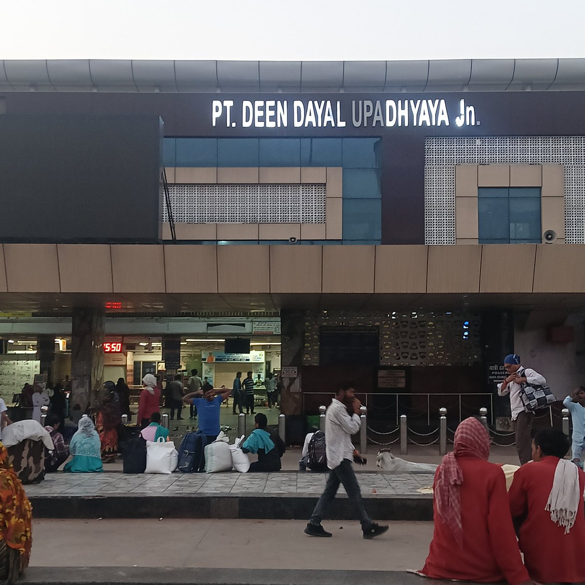 <a href="/uppwdofficial/">Public Works Department, Uttar Pradesh</a> <a href="/DRM_DDU/">Pt. Deen Dayal Upadhyaya Division</a> <a href="/chandaulipolice/">Chandauli Police</a> <a href="/dmchandauli/">DM CHANDAULI</a> <a href="/langeh_ips/">Aditya Langeh IPS</a> <a href="/ECRlyHJP/">East Central Railway</a> DDU जंक्शन अपनी पहचान को मोहताज है क्योंकि स्टेशन के सामने pwd की जमीन अवैध अतिक्रमण दुकान है जिससे स्टेशन gt रोड से नहीं दिखता है,रेलवे और चंदौली जिला प्रशासन अवैध कब्जा हटाए जिससे रेलवे की पहचान बच सके।