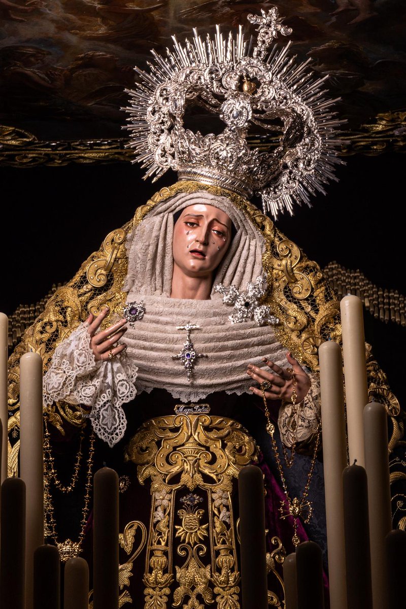 Crucifixion_MLG's tweet photo. 𝐀𝐥 𝐝𝐞𝐭𝐚𝐥𝐥𝐞 | La Santísima Virgen se presenta exquisitamente ataviada por su vestidor, Francisco Garví, luciendo un tocado dispuesto a tablas con encajes de Bruselas del siglo XIX. https://t.co/lRtOqNZb7n