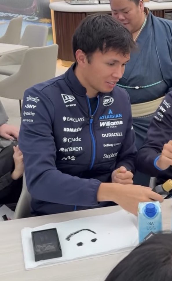 Nana🪐 Alex Albon defender tweet media