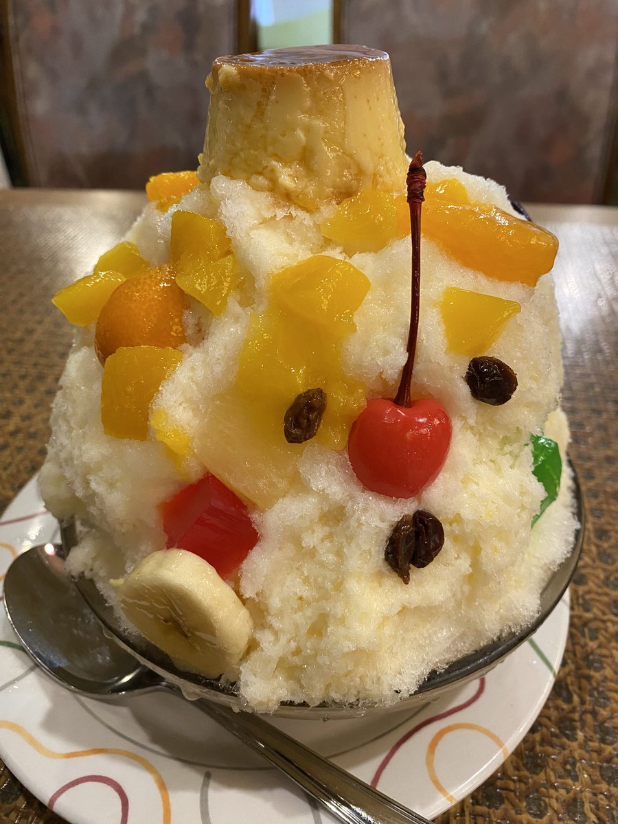 鹿児島名物「白熊」が味わえる老舗の超有名店！
「天文館むじゃき 本店」

鹿児島に来たら絶対に食べたかったかき氷！
このボリュームでフルーツと練乳がたっぷりで甘くて最高🤤

寒い季節？そんなの関係ない！！