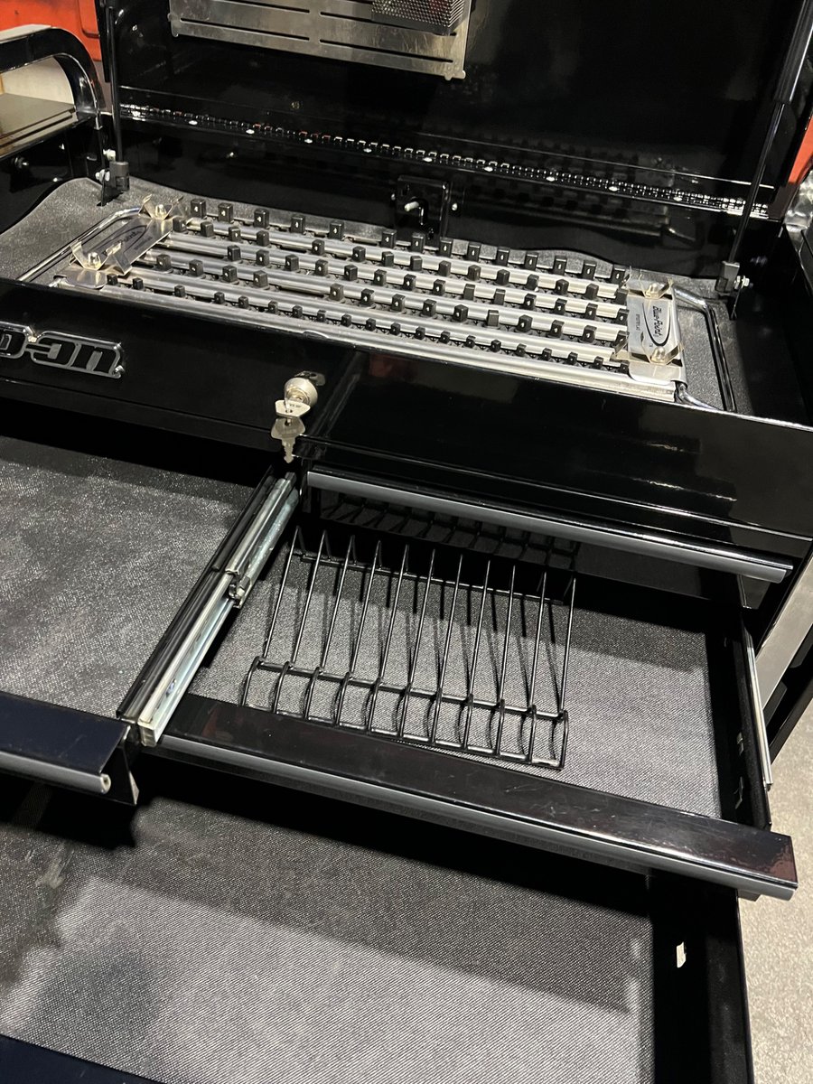 matsuken_rr_65's tweet image. #BluePoint ロールカート欲しい方いませんか？

BluePointソケットトレイ、STRAIGHTプライヤースタンドのセットです

価格はセットで4万円、埼玉県和光市まで引き取りでお願いいたします

室内で大事に使用していました！
比較的綺麗目ですが、使用していたので小傷など有ります

詳細はリプに続きます