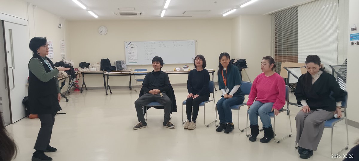 cc01sora's tweet photo. ろう者の方が入る3グループで、テーマに合った寸劇を考えて発表！
テーマ1：春
テーマ2：感動
#千葉県あるある 
#船橋駅 
#手話
#サークル https://t.co/ZK4pfLWmp9