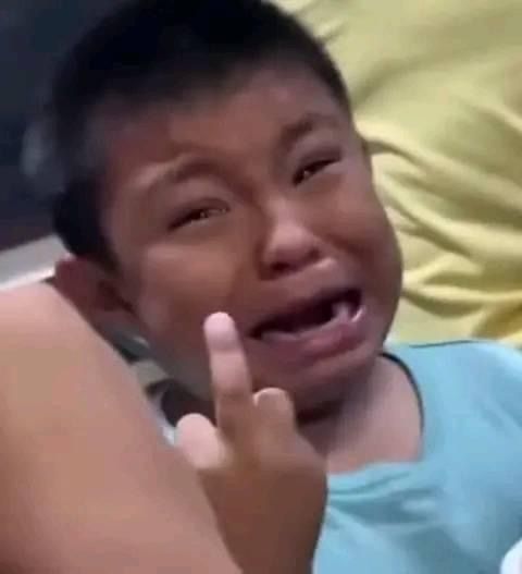 Simio con traje tweet media