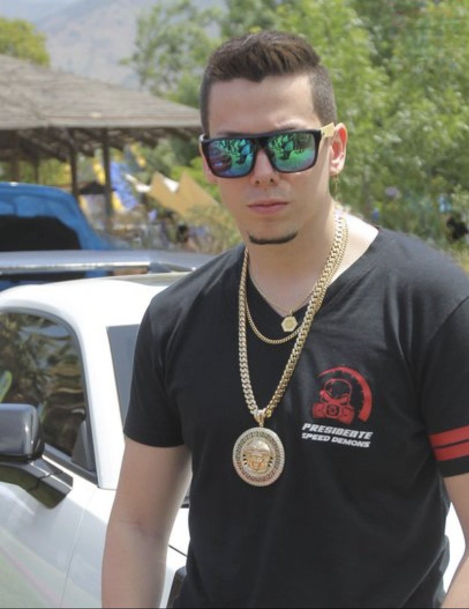 El niñito de bien...
Algunos nacen con un cuchillo en la mano y una pistola en la otra ...tan tierno el ecomodado