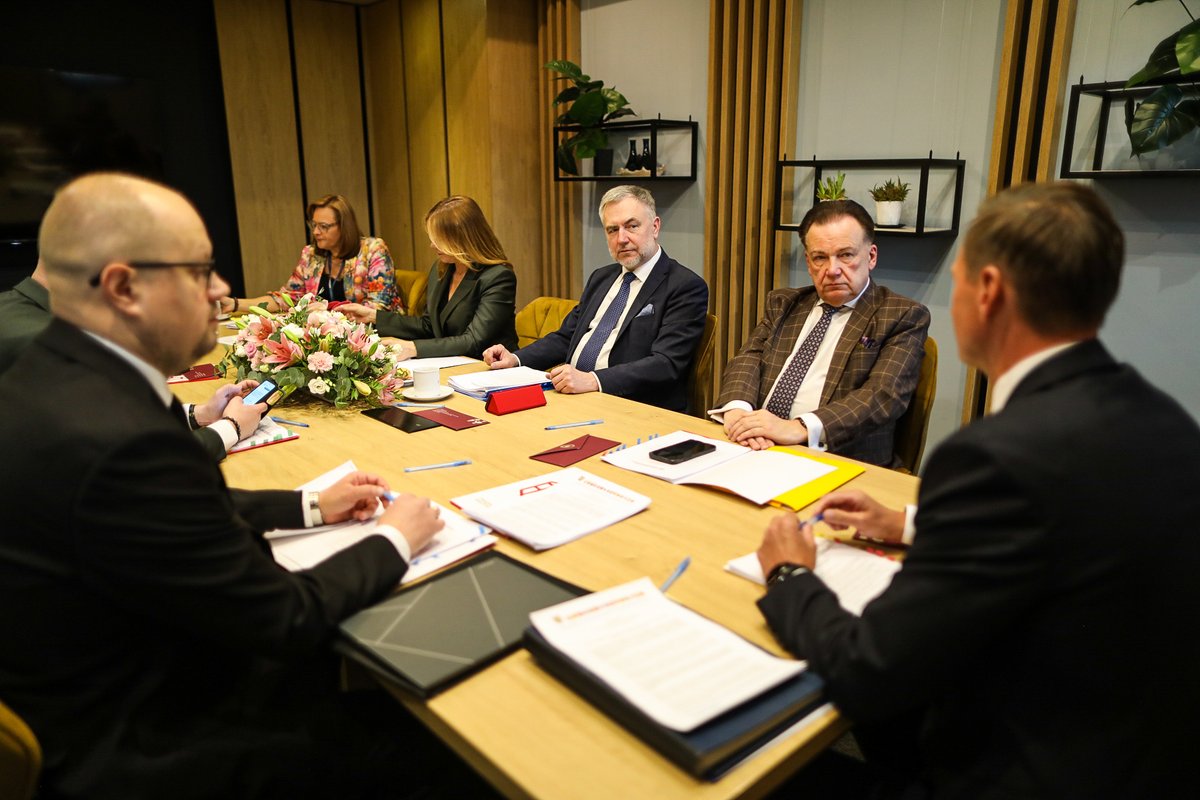 Adam Struzik tweet media