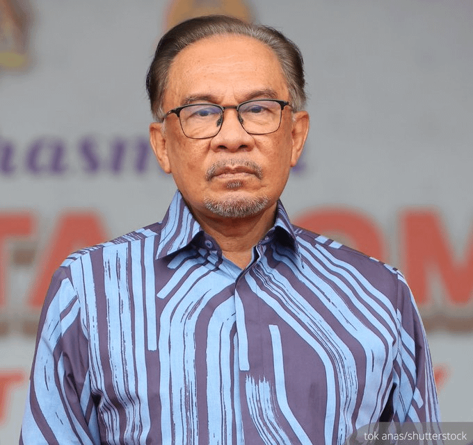 NewsBFM's tweet photo. 🚨JUST IN: Malaysia will reduce the monthly subsidised RON95 petrol allocation under the BUDI95 programme from 300 litres to 200 litres, effective April 1.

Despite the reduction, the price of subsidised RON95 petrol will remain at RM1.99 per litre, said PM Anwar Ibrahim.

🧵1 https://t.co/6vTuMxqRuc