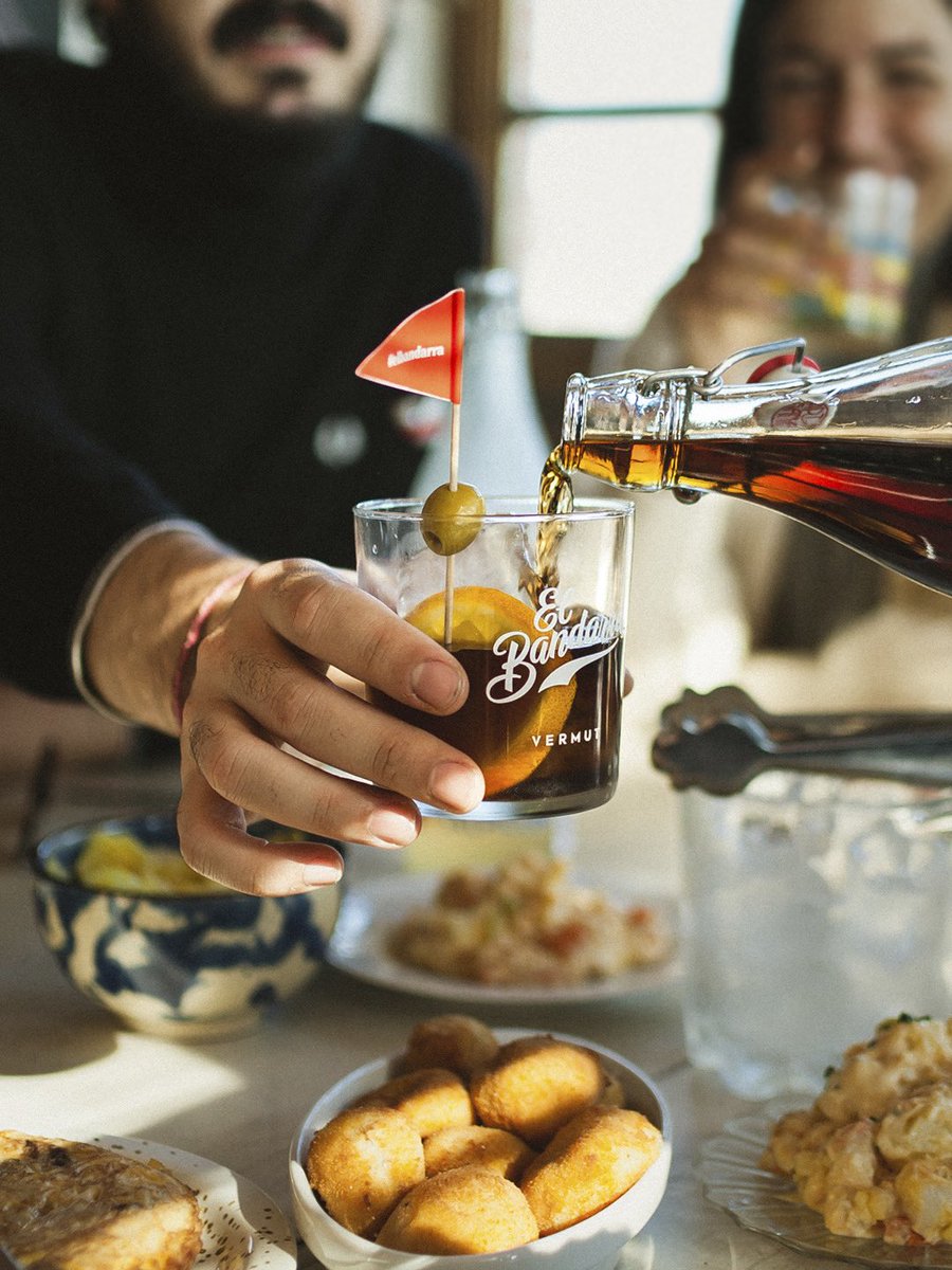 elbandarra's tweet photo. El único “lleno por favor” que te puedes permitir ahora mismo. ⛽🥃 #elbandarra #aperitivo #vermut https://t.co/D7R5SpawMv