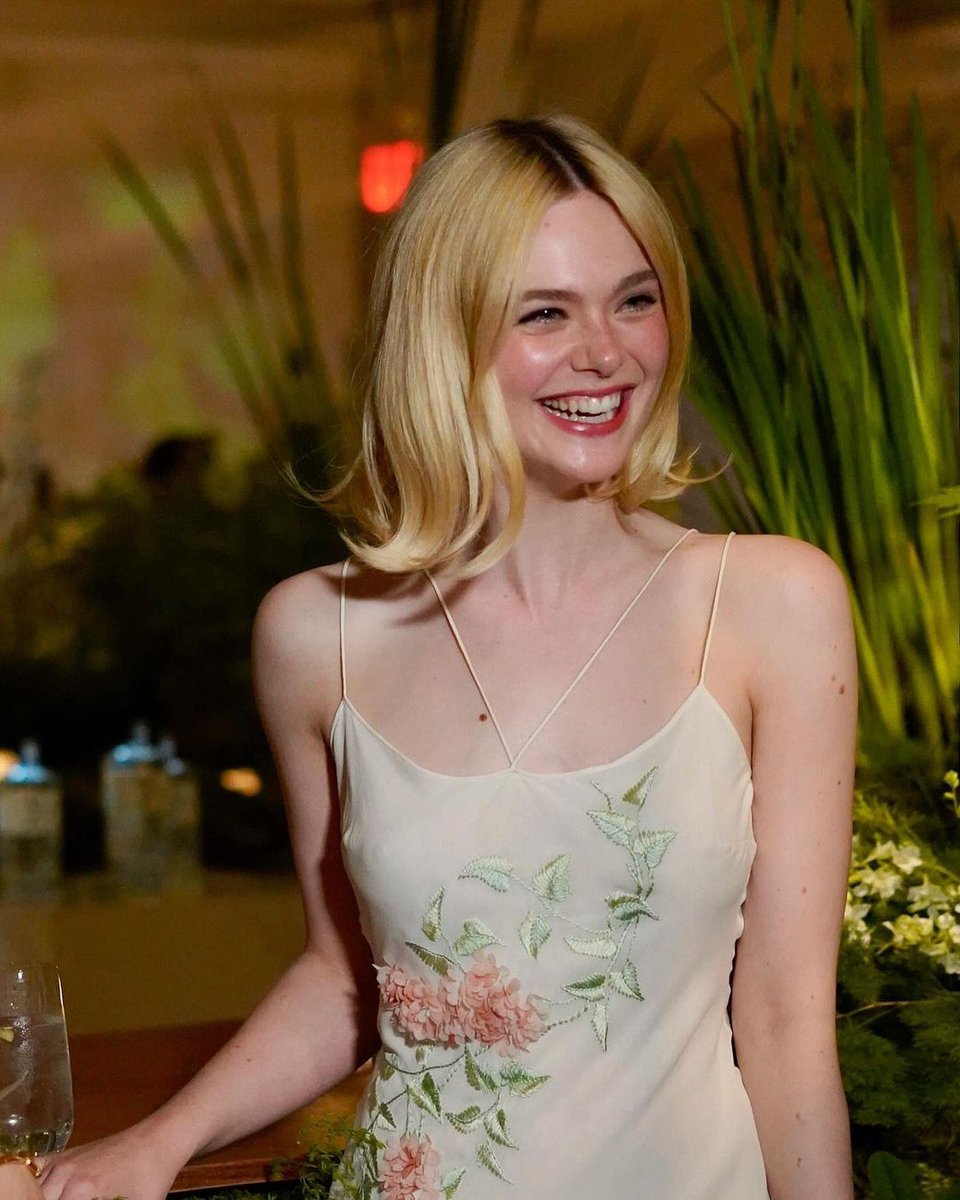 ELLE FANNING'S STYLE tweet media