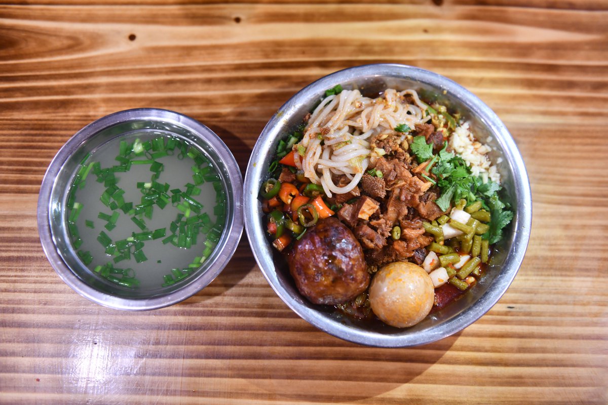 中国広西チワン族自治区柳州市の「濾粉」は米麺の一種。米粉の生地を濾し器に通し沸騰したお湯に入れると、すぐにゆで上がって丸麺になる。スープやネギ、漬物などを添えて食べる。濾粉の調理技術は2012年に自治区級無形文化遺産に登録され、観光客がこの味を求めて訪れる。