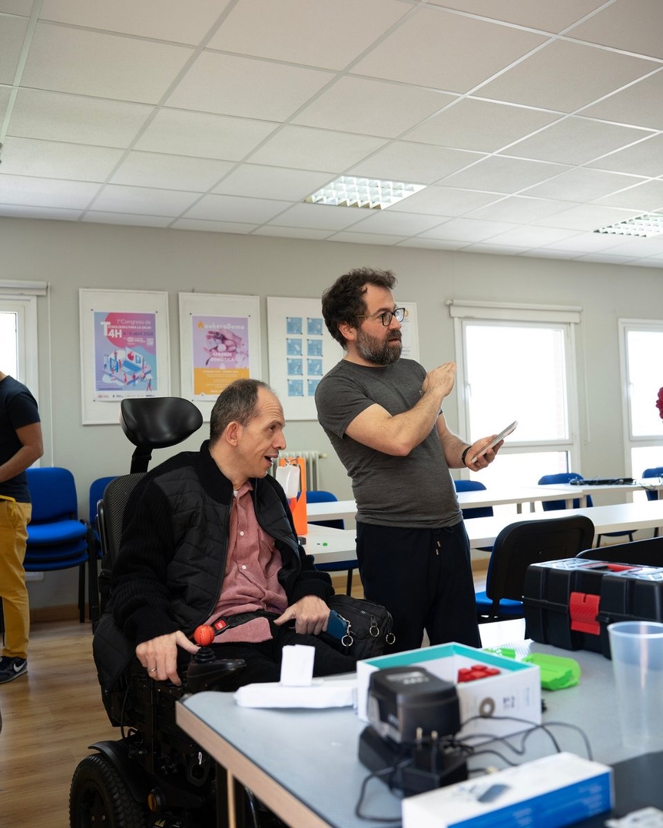 3dlan_org's tweet photo. Antón y Marisol de @AspaceBizkaia  visitan 3DLAN para conocer lo que hacemos y co-diseñar un soporte de móvil para la silla de ruedas de Antón. 

En la fase de empatizar de #designthinking conocemos la necesidad y a la persona que hay detrás de ella

❤️Gracias a @Fundacion_ONCE https://t.co/NbZKGHoXP0