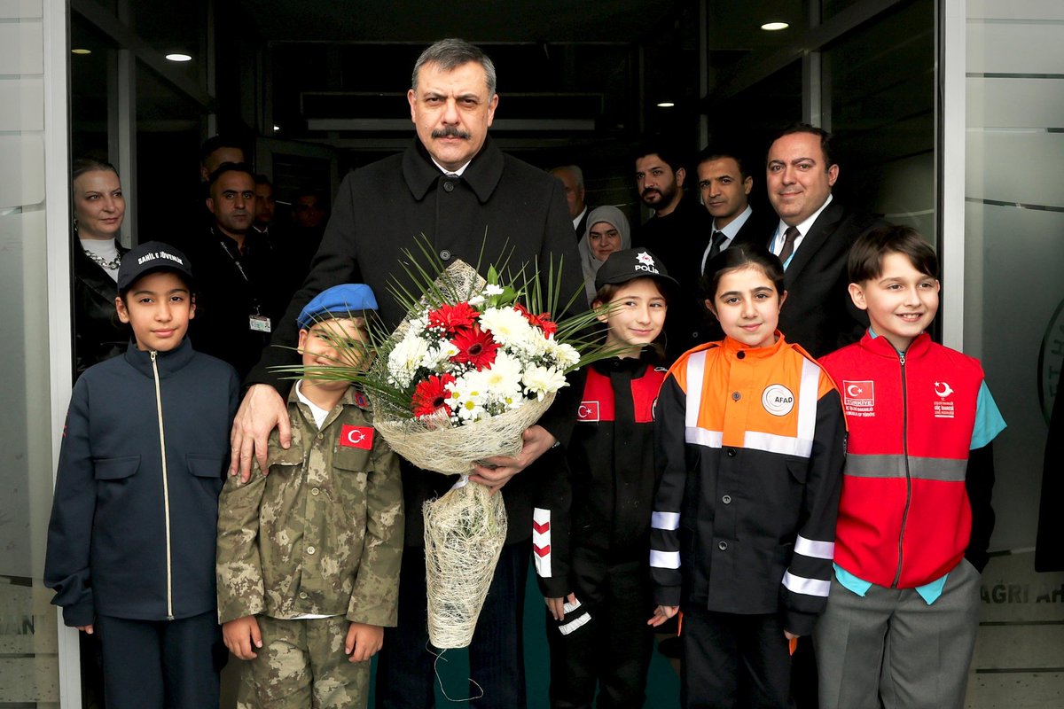agriibrahimcec1's tweet photo. Okulumuz öğrencileri İçişleri Bakanımız Sayın Mustafa ÇİFTÇİ'yi karşıladılar.@agri_mem_arge @agrimem @demirmehmet73 @ErSinPoLaT_ @hasan_kokrek @tcagrivaliligi @tcmeb @tcmeb @TC_icisleri @mustafaciftcitr https://t.co/nVpAHph43F