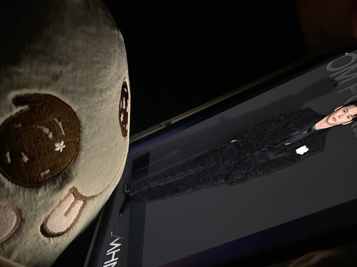 วันนี้ปะป๊าแต่งตัวหล่อไปออกงานน้ำหอมทอมฟอร์ดด้วย?!! ไม่ชวนดลเยยยอะ ดล..ไม่มีจมูก(  •̀⤙•́  ) แต่ก้อ..อยากไปดมน้ำหอมเหมินกานนร้า („• ֊ •„)੭

#EUNSEOKxTOMFORD